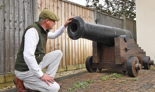 مدفع عملاق بوزن 2 طن معروض للبيع في بريطانيا  (3)