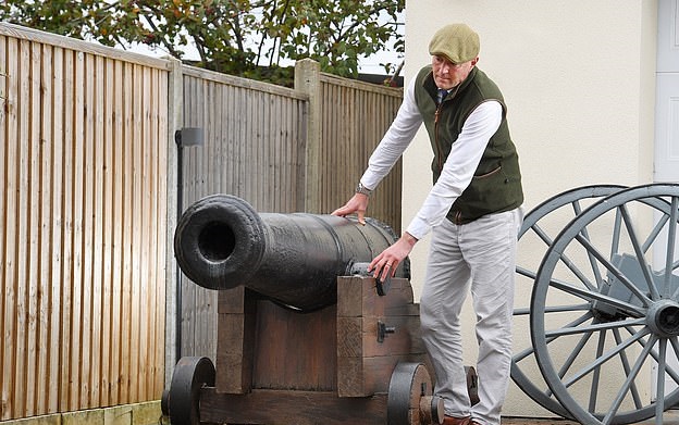 مدفع عملاق بوزن 2 طن معروض للبيع في بريطانيا  (2)