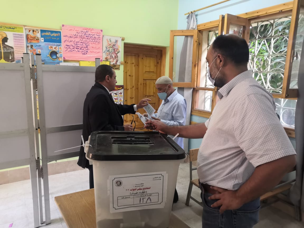 مواطنون يدلون بأصواتهم داخل اللجان الانتخابية  (2)