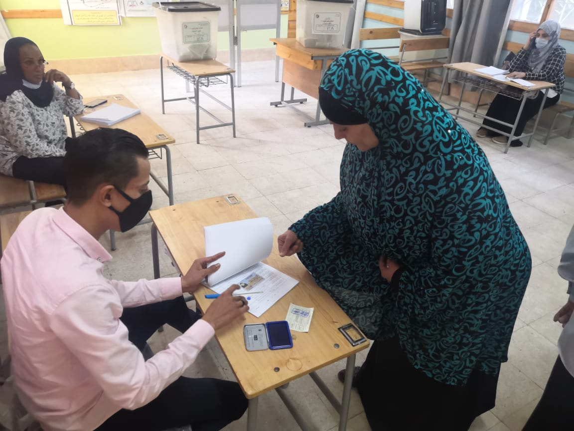 مواطنون يدلون بأصواتهم في الانتخابات البرلمانية  (1)