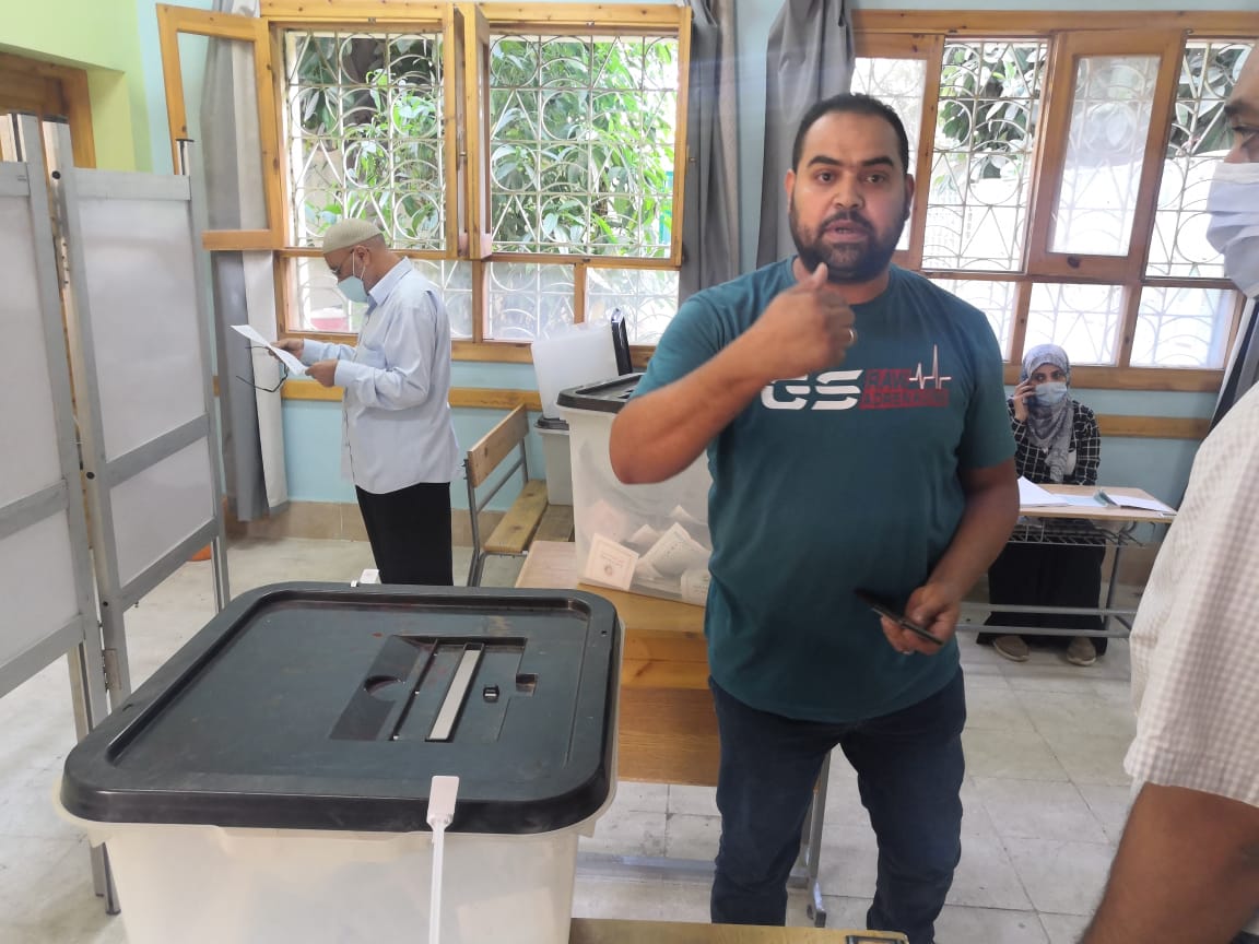 مواطنون يدلون بأصواتهم في الانتخابات البرلمانية  (2)