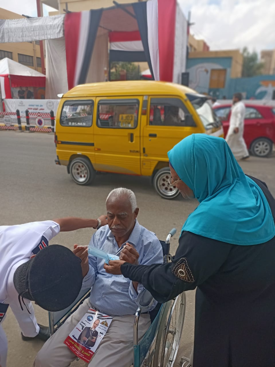 رجال الأمن يساعدون كبار السن فى لجان انتخابات الشيخ زايد (3)