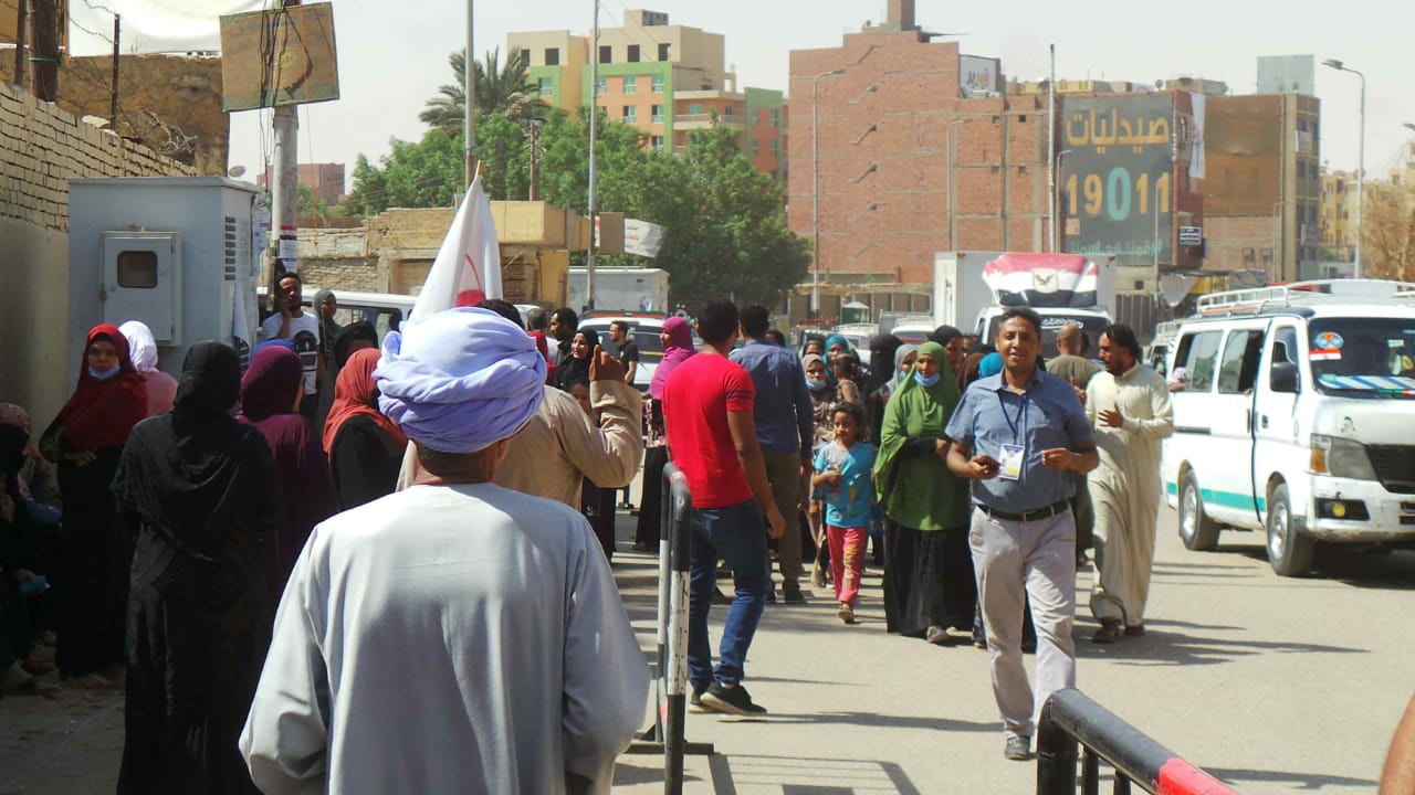 إقبال كبير على لجان الانتخابات بأسوان  (8)