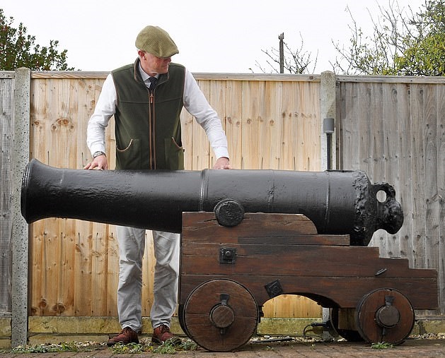 مدفع عملاق بوزن 2 طن معروض للبيع في بريطانيا  (1)