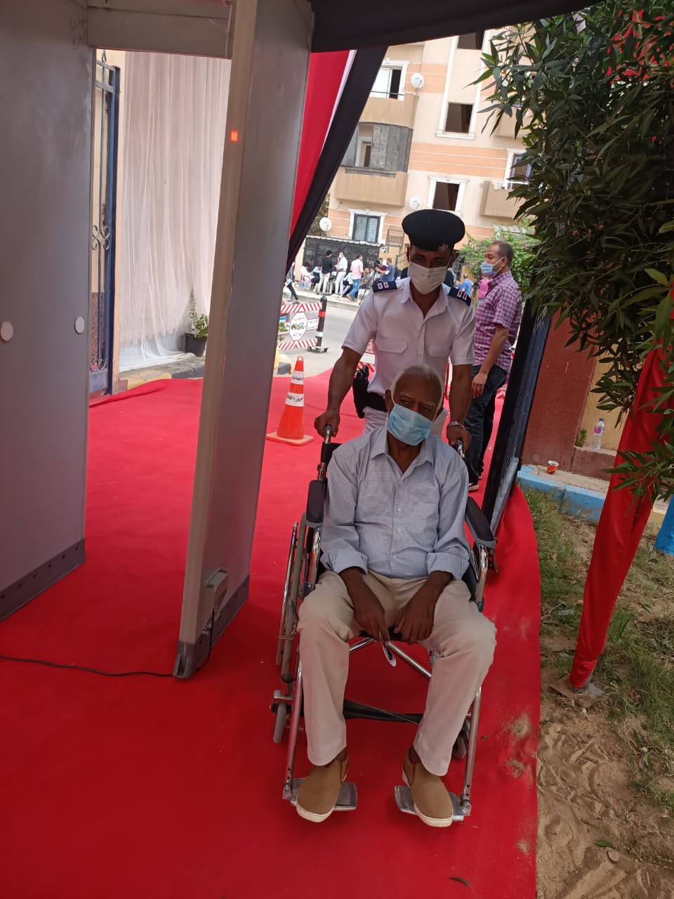 رجال الأمن يساعدون كبار السن فى لجان انتخابات الشيخ زايد (5)