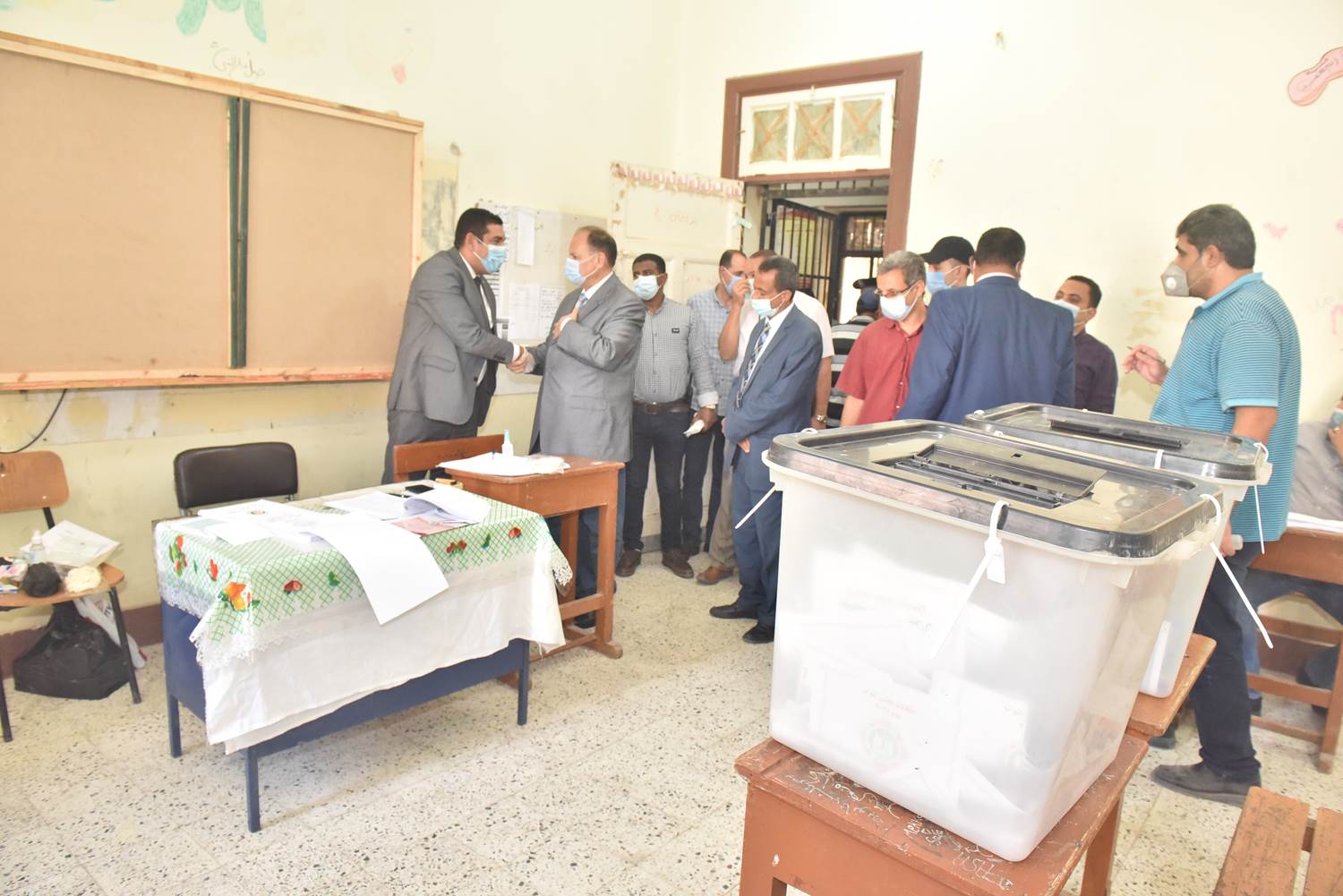 محافظ أسيوط يتفقد بعض مقار اللجان الانتخابية بحي شرق وغرب (3)