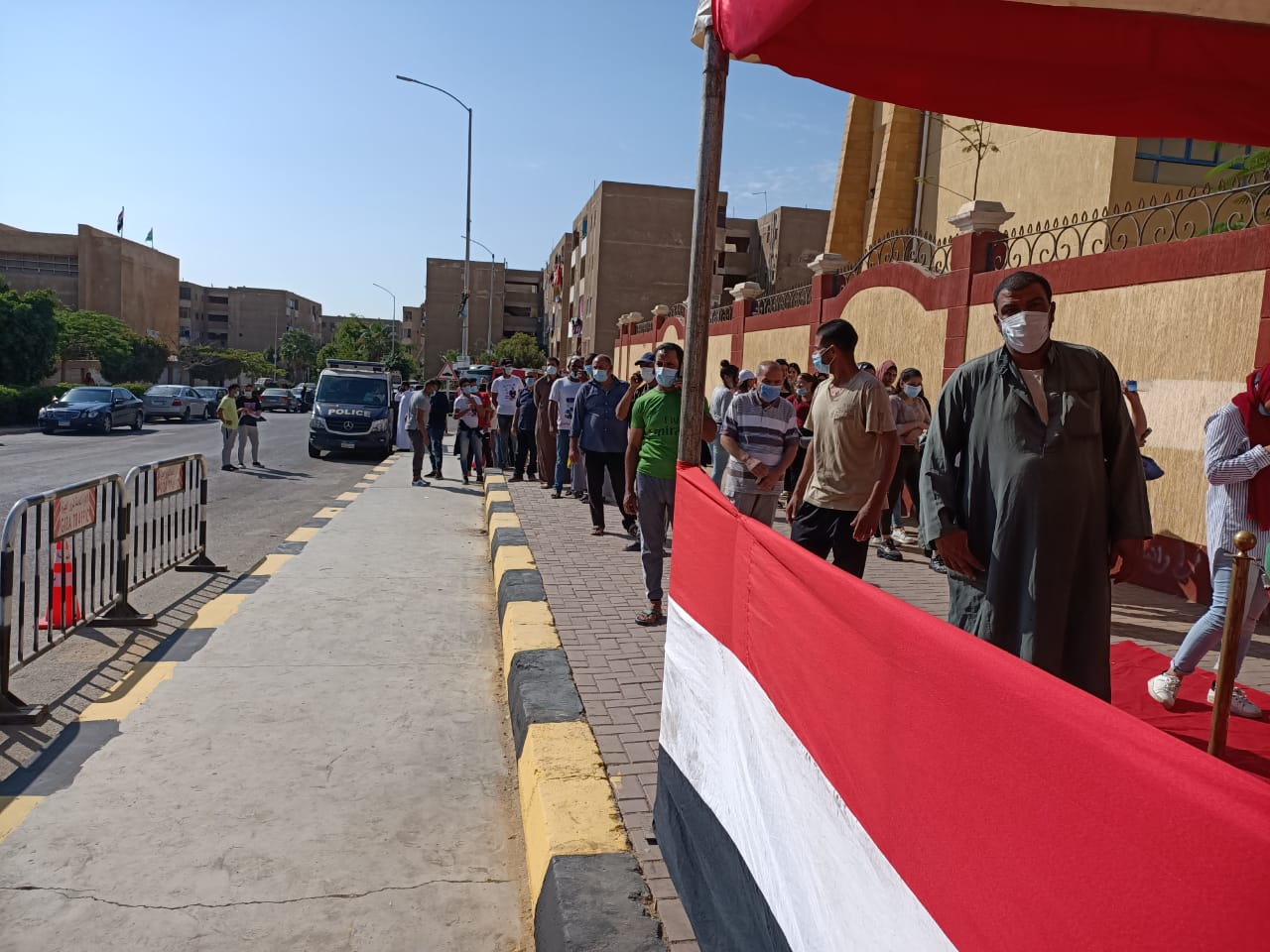 إقبال كبير وطوابير أمام لجان التصويت بانتخابات البرلمان في الشيخ زايد بالجيزة (1)