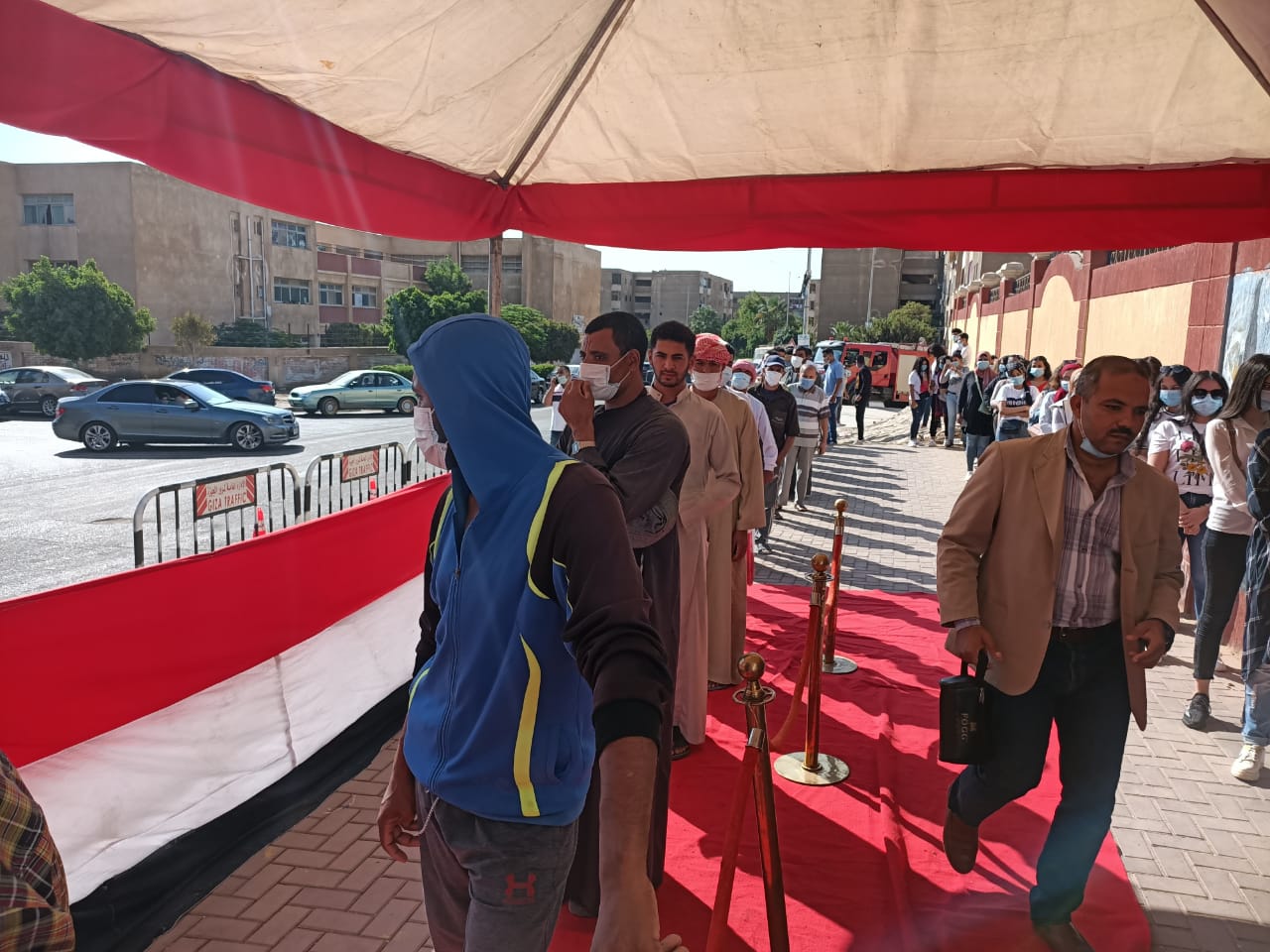 إقبال كبير وطوابير أمام لجان التصويت بانتخابات البرلمان في الشيخ زايد بالجيزة (5)