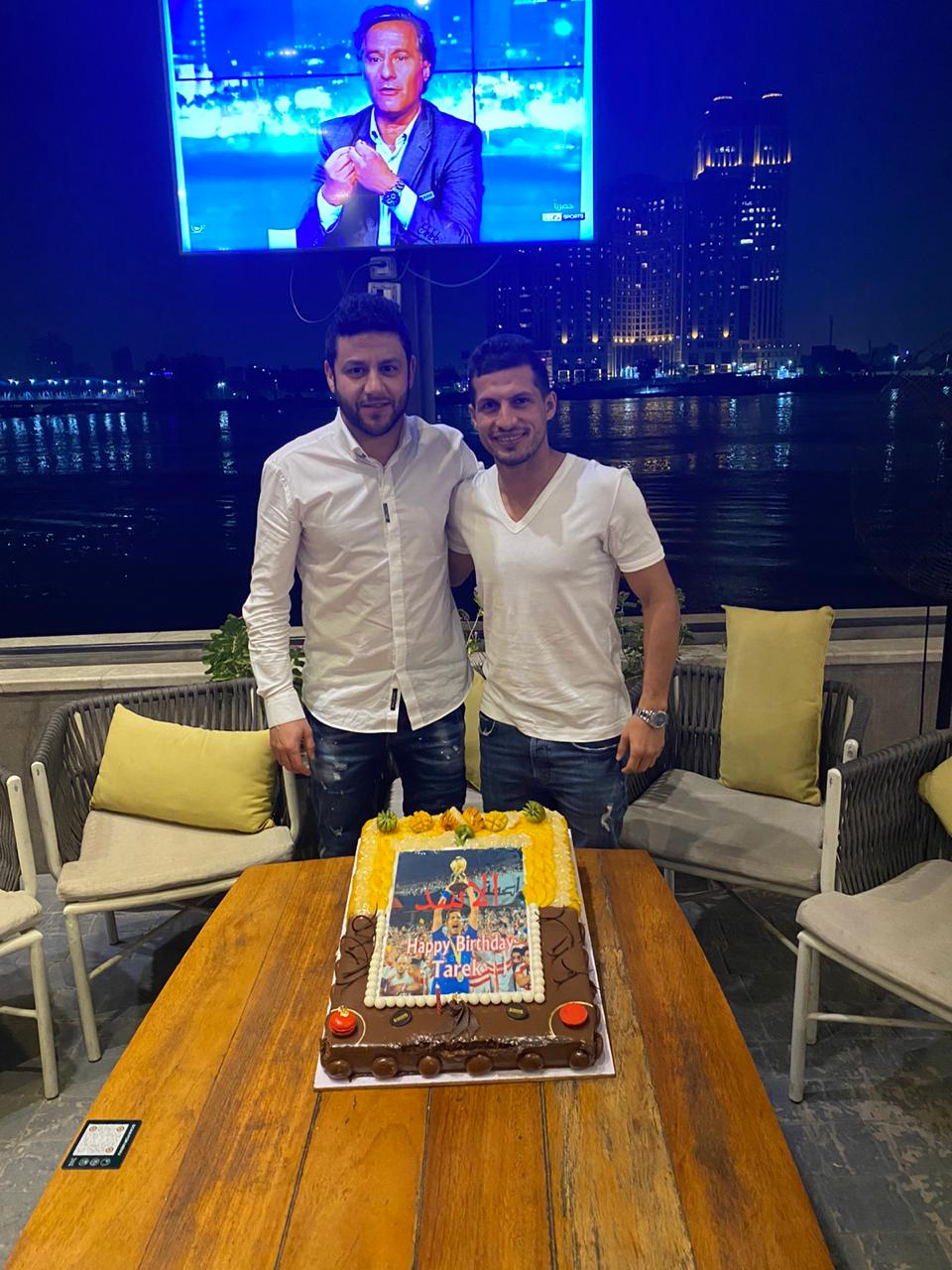 اصدقاء طارق حامد يحتفلون بعيد ميلاده (3)