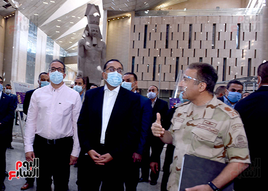 الدكتور مصطفى مدبولى رئيس الوزراء يزور المتحف المصرى الكبير (4)