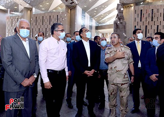 الدكتور مصطفى مدبولى رئيس الوزراء يزور المتحف المصرى الكبير (6)