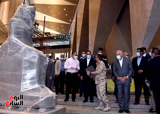الدكتور مصطفى مدبولى رئيس الوزراء يزور المتحف المصرى الكبير (22)