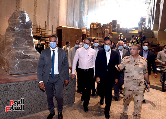 الدكتور مصطفى مدبولى رئيس الوزراء يزور المتحف المصرى الكبير (21)