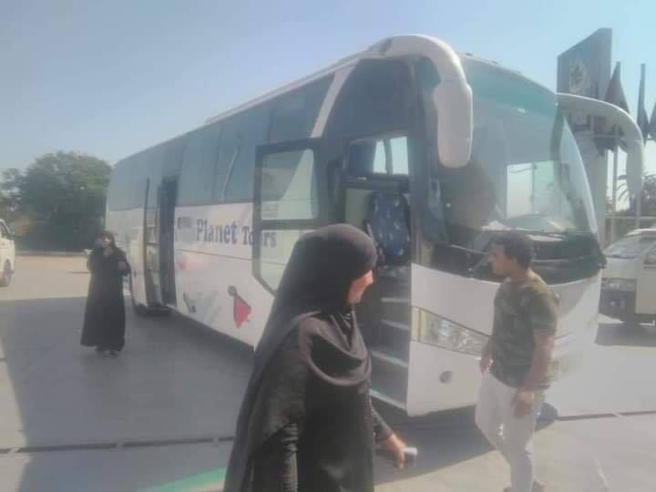 نقل الناخبين بالباصات السياحية إلى لجانهم للتصويت بمدينة القرنة  (3)