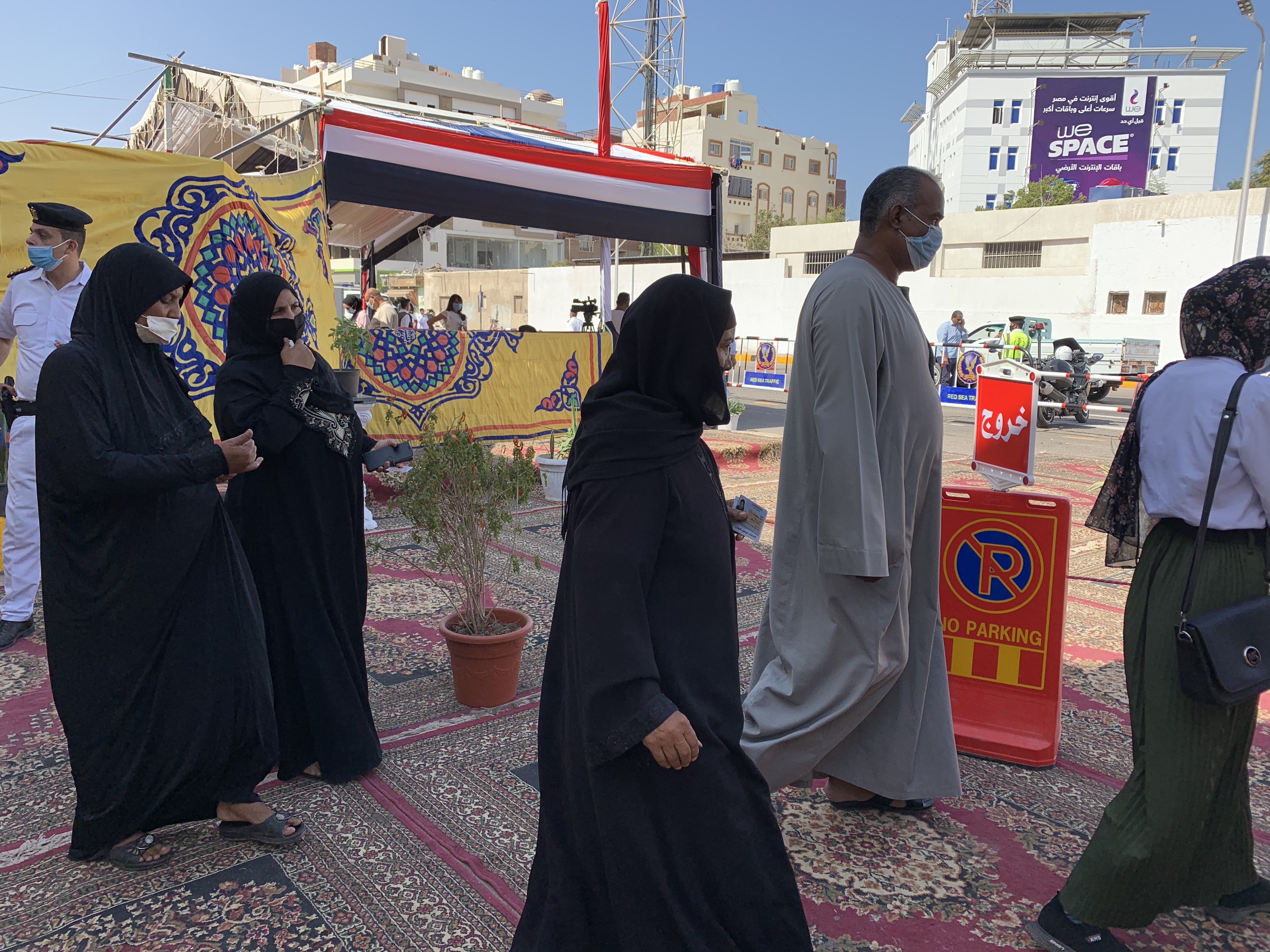 كبار السن والسيدات يقبلون على اللجان الانتخابية بالبحر الأحمر (2)