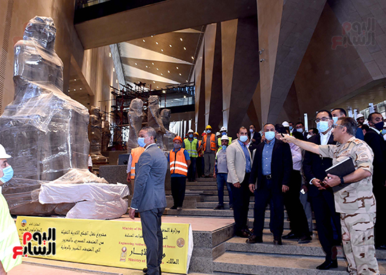 الدكتور مصطفى مدبولى رئيس الوزراء يزور المتحف المصرى الكبير (23)