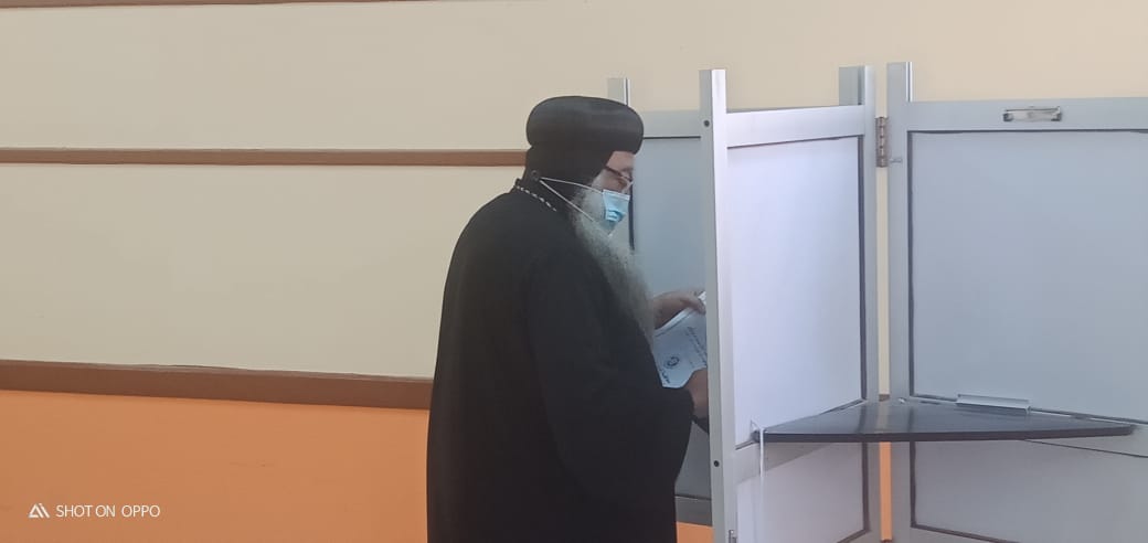 أسقف دشنا ووفد كنسى يشارك بالتصويت فى انتخابات النواب بقنا (2)