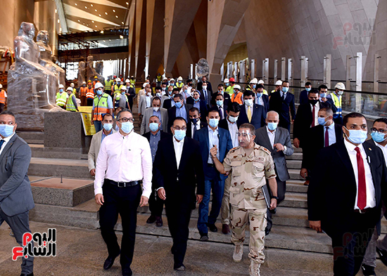 الدكتور مصطفى مدبولى رئيس الوزراء يزور المتحف المصرى الكبير (25)