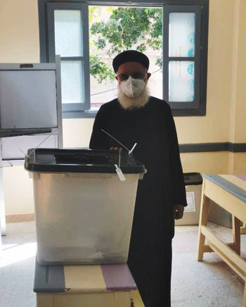 شخصيات عامة ورجال دين يدلون بأصواتهم (2)