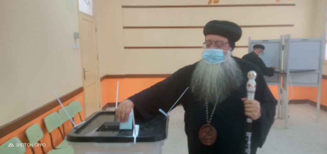 أسقف دشنا ووفد كنسى يشارك بالتصويت فى انتخابات النواب بقنا (11)