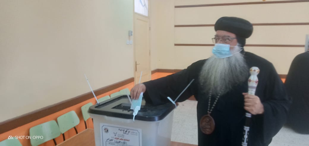أسقف دشنا ووفد كنسى يشارك بالتصويت فى انتخابات النواب بقنا (18)