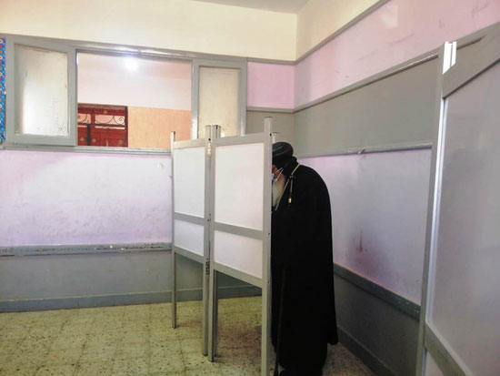 شخصيات عامة ورجال دين يدلون بأصواتهم (7)