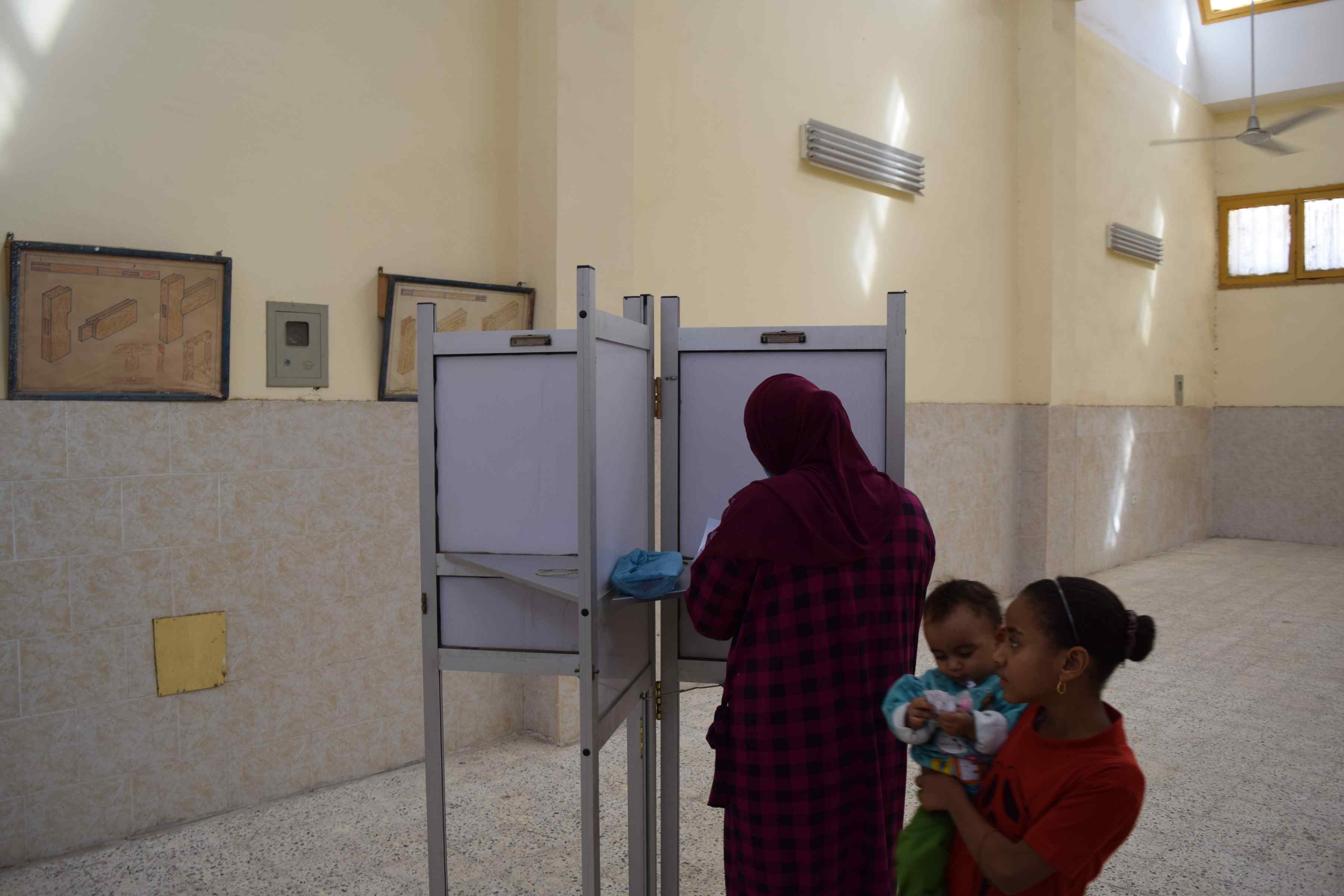 محافظ المنيا يتابع انتظام التصويت بعدد من لجان انتخابات مجلس النواب (4)