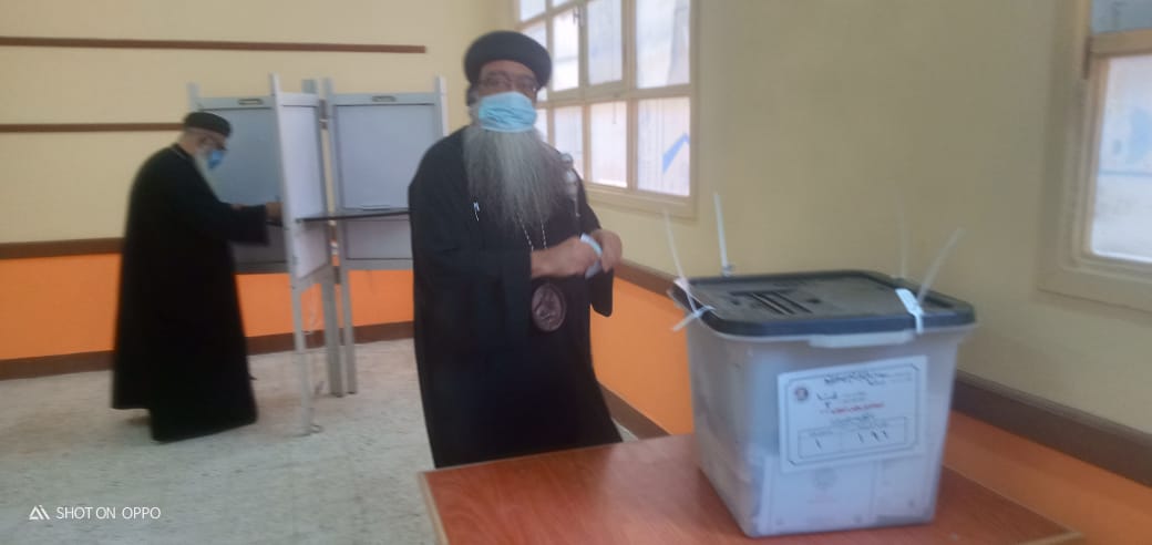 أسقف دشنا ووفد كنسى يشارك بالتصويت فى انتخابات النواب بقنا (16)