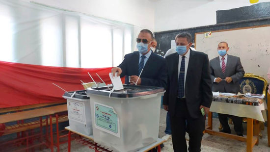 شخصيات عامة ورجال دين يدلون بأصواتهم (9)