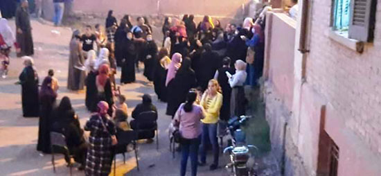 حشود نسائية تنتظر التصويت خارج اللجان الانتخابية بقنا (2)