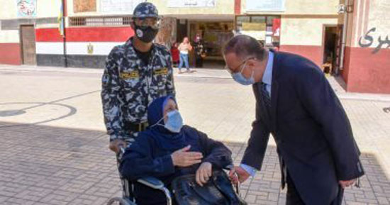 شخصيات عامة ورجال دين يدلون بأصواتهم (24)