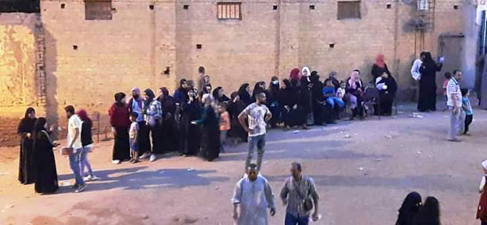 حشود نسائية تنتظر التصويت خارج اللجان الانتخابية بقنا (1)