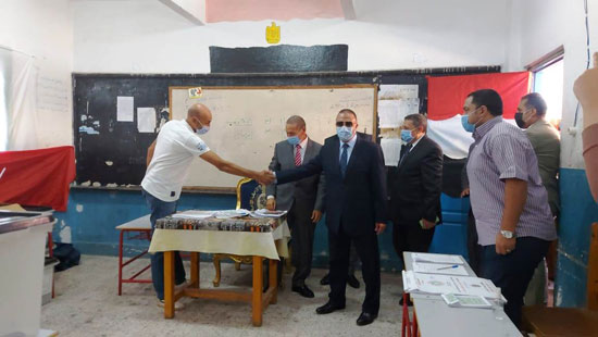 شخصيات عامة ورجال دين يدلون بأصواتهم (10)