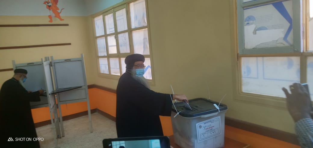 أسقف دشنا ووفد كنسى يشارك بالتصويت فى انتخابات النواب بقنا (17)