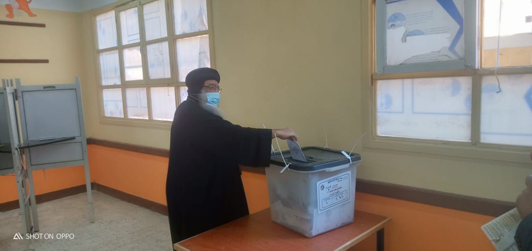 أسقف دشنا ووفد كنسى يشارك بالتصويت فى انتخابات النواب بقنا (19)