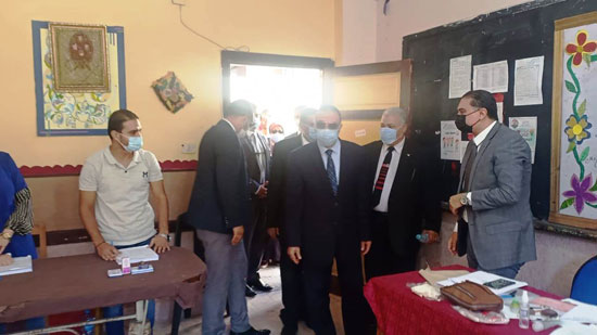 شخصيات عامة ورجال دين يدلون بأصواتهم (13)