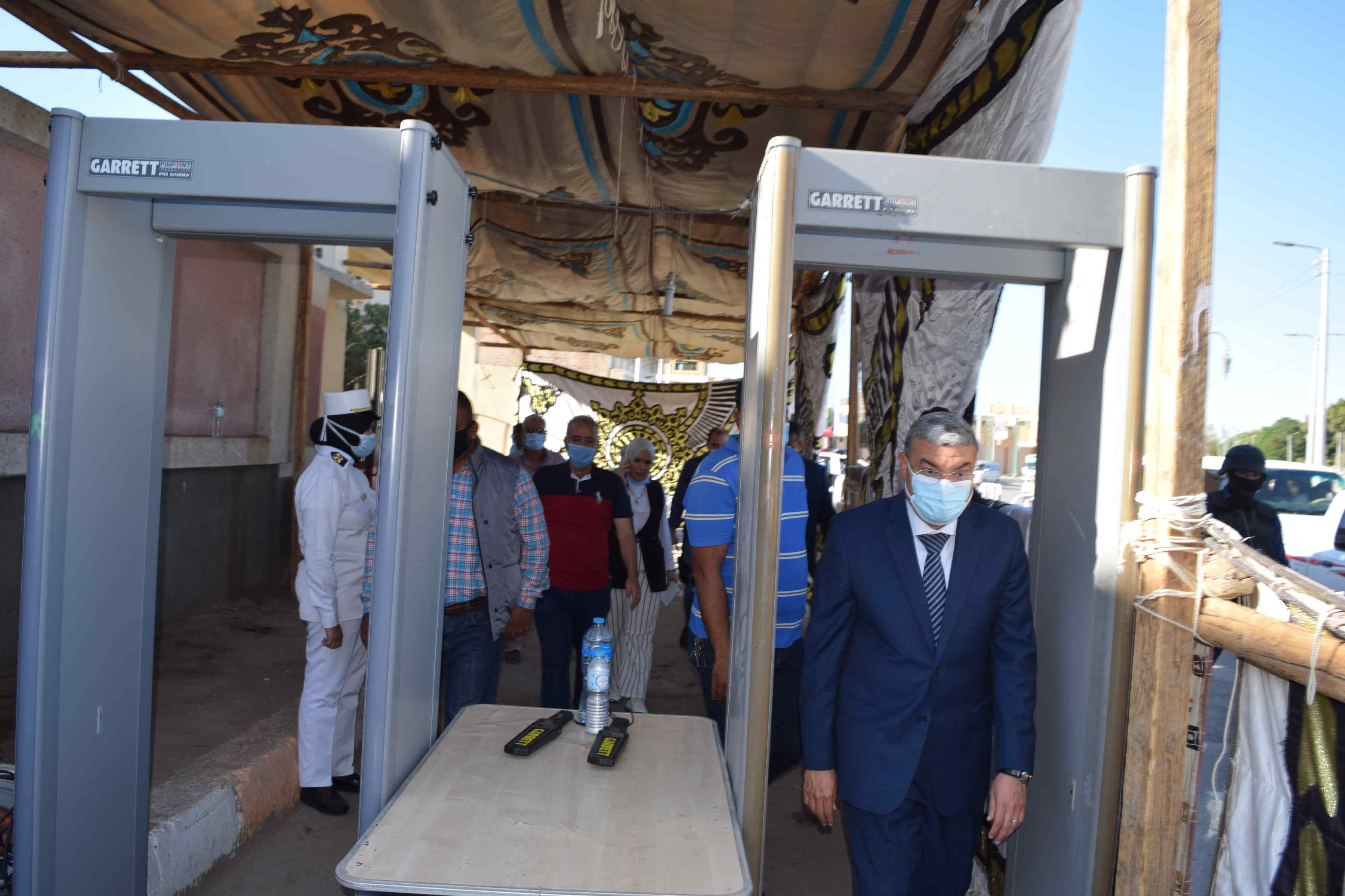 محافظ المنيا يتابع انتظام التصويت بعدد من لجان انتخابات مجلس النواب (6)