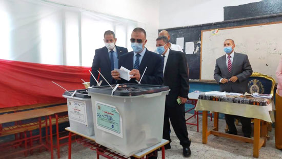 شخصيات عامة ورجال دين يدلون بأصواتهم (11)