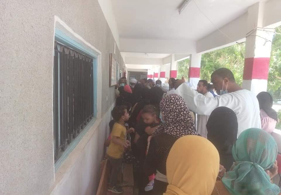 نقل الناخبين بالباصات السياحية إلى لجانهم للتصويت بمدينة القرنة  (7)