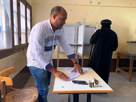 شخصيات عامة ورجال دين يدلون بأصواتهم (22)