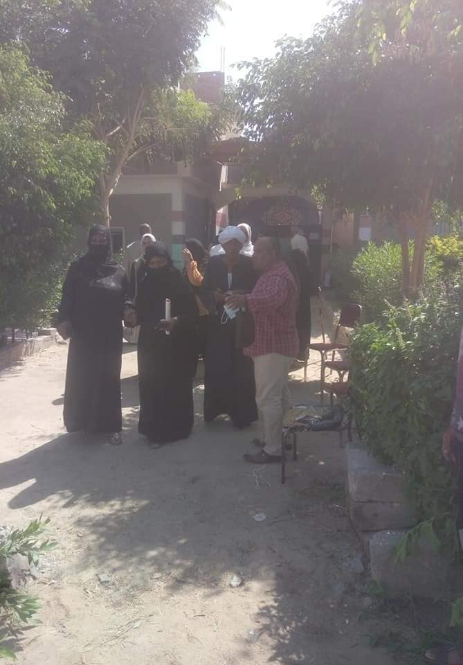 نقل الناخبين بالباصات السياحية إلى لجانهم للتصويت بمدينة القرنة  (5)