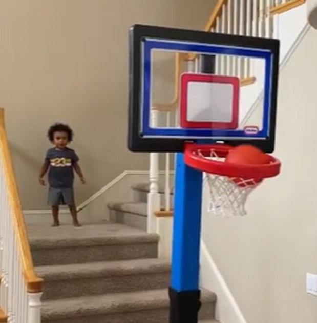 طفل 3 سنوات يكسب شهرة كبير على السوشيال ميديا لمهارته في كرة السلة.. فيديو  (1)