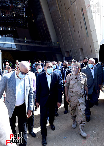 الدكتور مصطفى مدبولى رئيس الوزراء يزور المتحف المصرى الكبير (27)