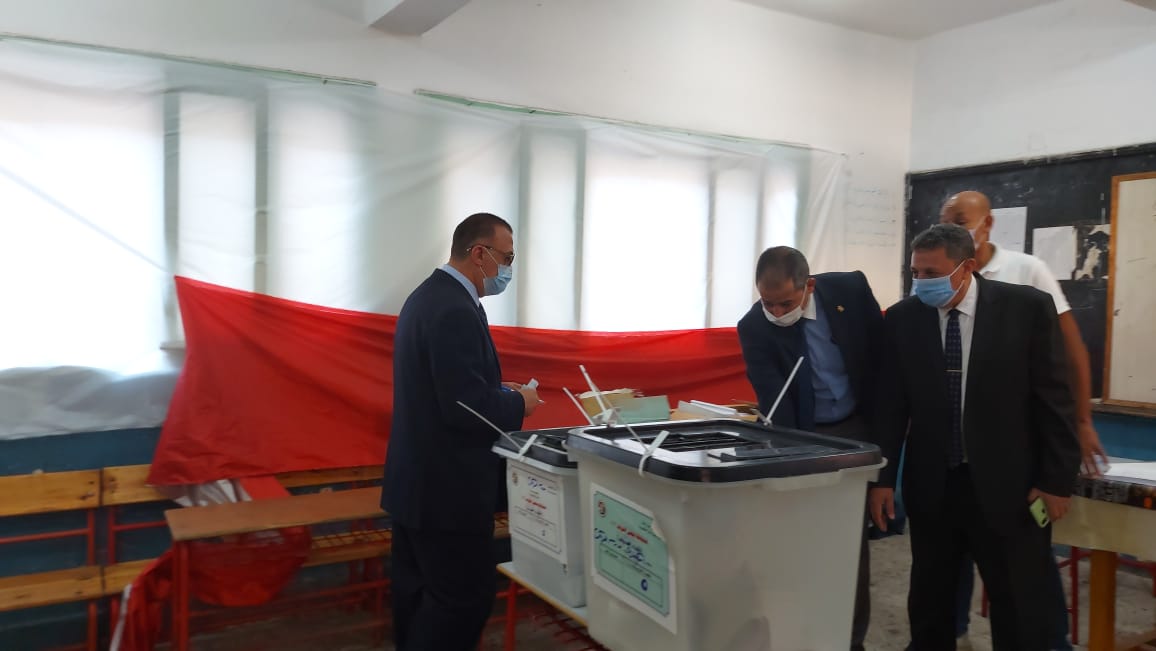 محافظ الإسكندرية يدلى بصوته فى الانتخابات البرلمانية (6)