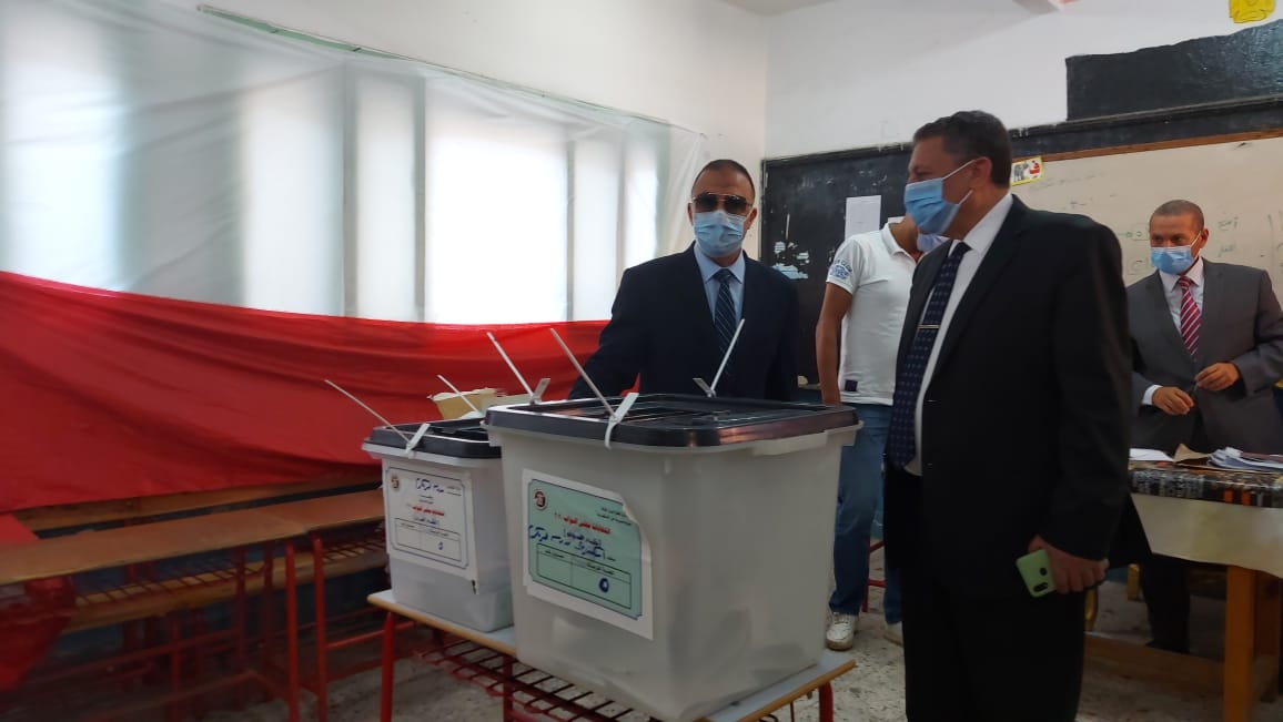 محافظ الإسكندرية يدلى بصوته فى الانتخابات البرلمانية (4)