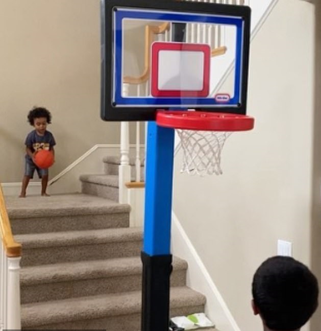 طفل 3 سنوات يكسب شهرة كبير على السوشيال ميديا لمهارته في كرة السلة.. فيديو  (2)