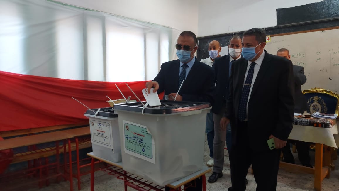 محافظ الإسكندرية يدلى بصوته فى الانتخابات البرلمانية (9)