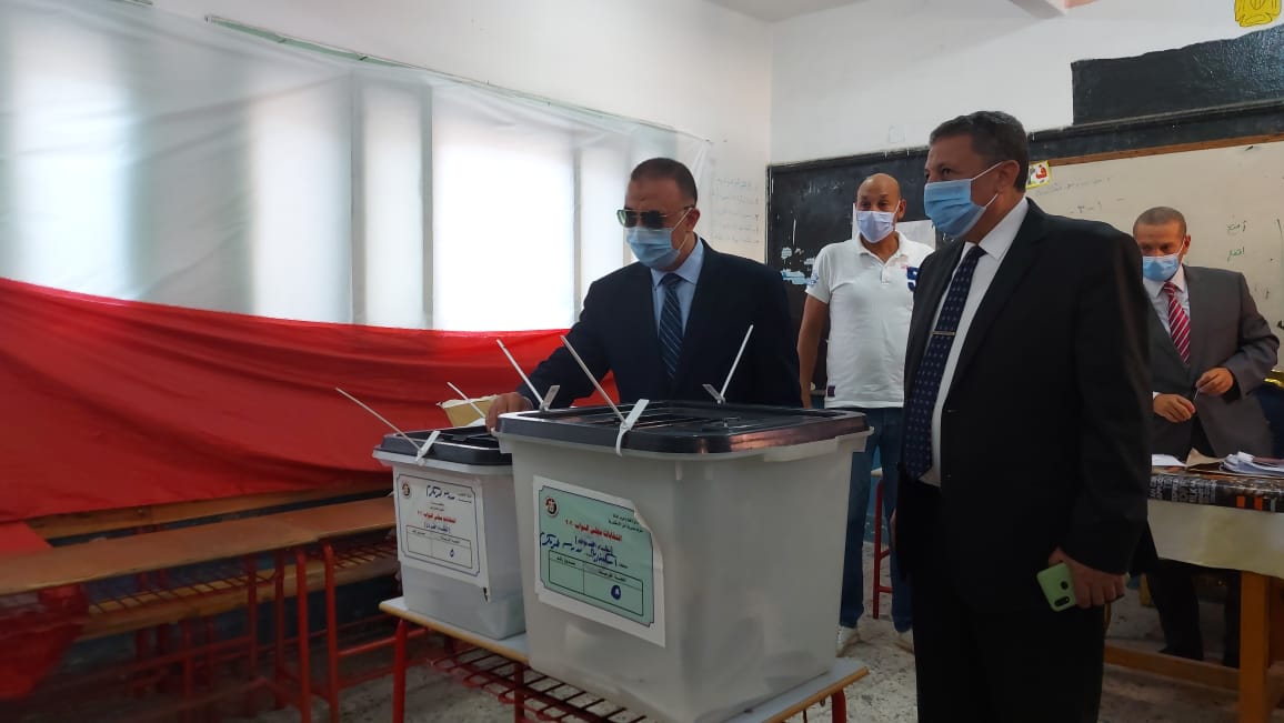 محافظ الإسكندرية يدلى بصوته فى الانتخابات البرلمانية (5)