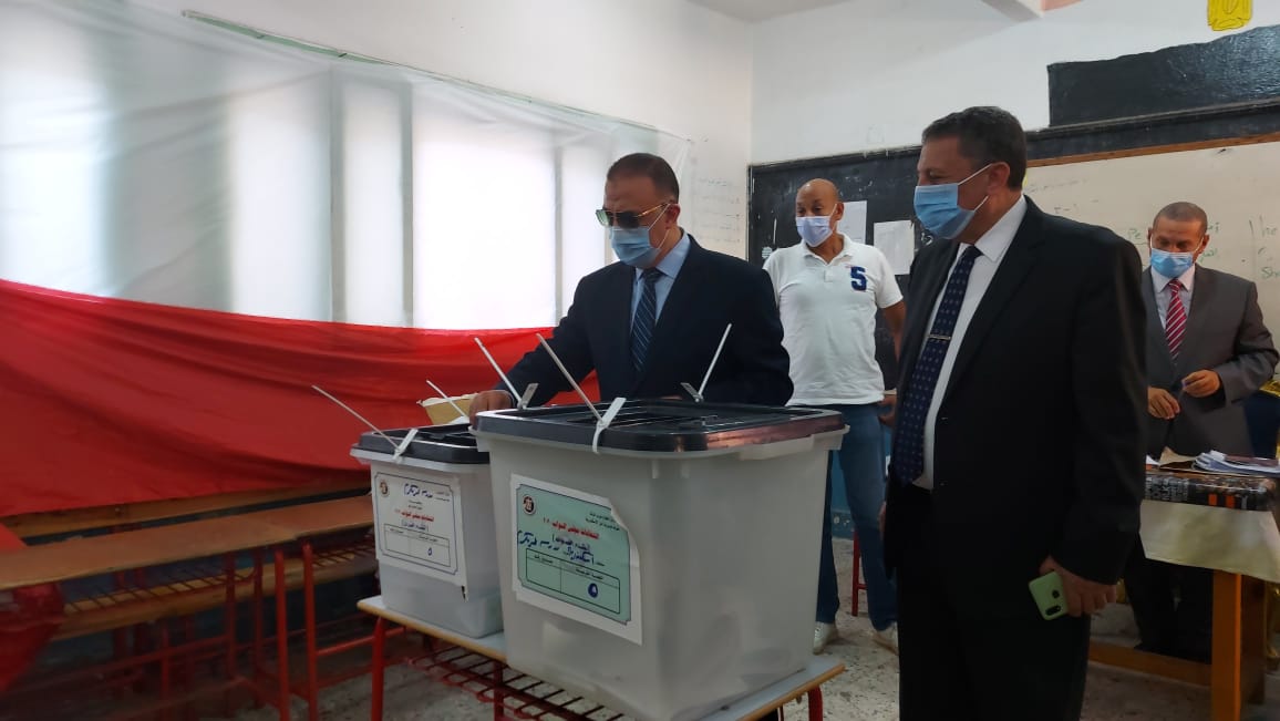 محافظ الإسكندرية يدلى بصوته فى الانتخابات البرلمانية (14)