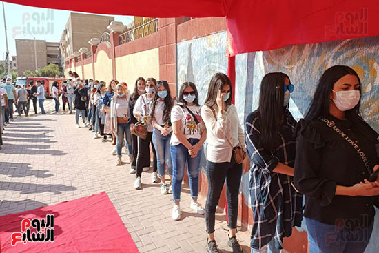 ارتداء الكمامات خلال توافد الناخبين للإداء باصواتهم في انتخابات ملجس النواب